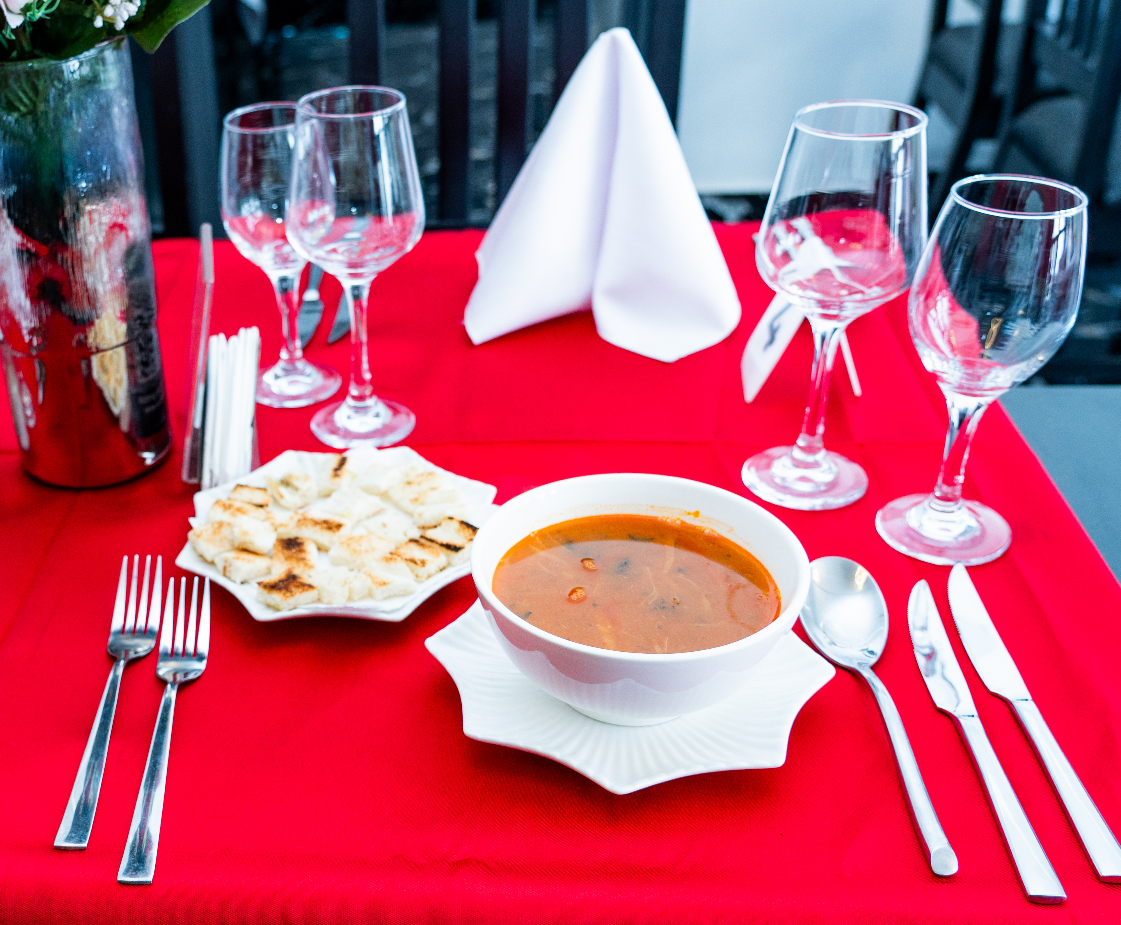 Soupe piquante de viande aux légumes frais